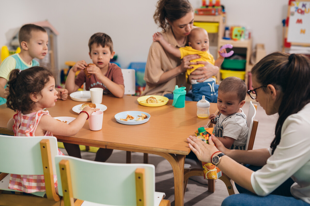 Ob kleine oder große Kinder: Gemeinsame Mahlzeiten machen in jedem Alter Spaß. dejan dundjerski