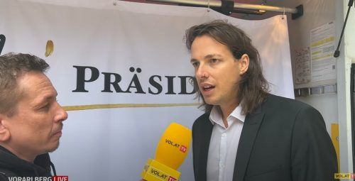 Tour Unter dem Motto "Red' ma drüber" ist Wlazny auf Österreich-Tour.