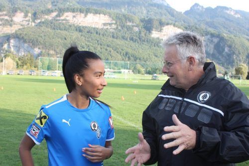 Urs Mathis und seine so spielstarke Legionärin Estefanie Gonzalez Cuartas. Knobel