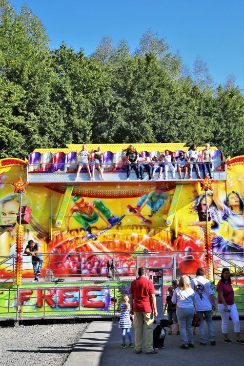 Über das gesamte Festwochenende steht wieder ein Vergnügungspark für Groß und Klein bereit. TAY