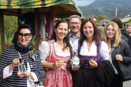 Ulrike, Denise und Robert sowie Helga und Ruth ließen sich das Dorffest in Sulz nicht entgehen. Vn/Tk(4)