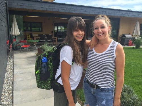 Valentina (im Bild mit ihrer Mutter Cornelia) freut sich auf den Schulbeginn.