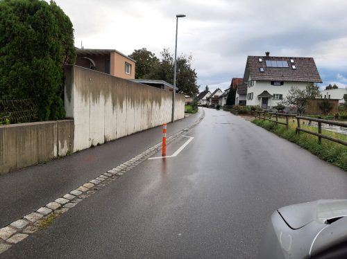 Von den insgesamt 21 Verkehrspollern sind 13 Stück gestohlen worden.  Polizei