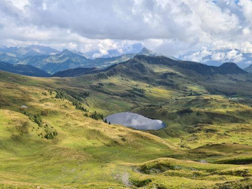 Von der Sünser Spitze hat man einen schönen Blick auf den Sünser See und auf das dahinterliegende Portlahorn.  VN/JUN