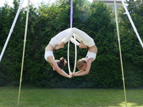 Vor rund zwei Jahren entdeckten Jasmine Bertsch und Kathrin Mähr die Sportart Aerial Hoop – eine Form der Luftakrobatik.  Bertsch