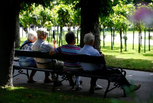 Während nur jeder Zehnte aus der jungen Bevölkerung aktuell mit seiner Situation zufrieden ist, sind es in der Altersgruppe der über 60-Jährigen rund 40 Prozent.  reuters