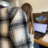 Bei 19 Grad mit der Jacke im Büro