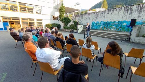 Zahlreiche Bürger haben sich im Pausenhof der Volksschule versammelt, um über aktuelle Themen in der Parzelle zu sprechen und ihre Anliegen vorzubringen. HE(5)
