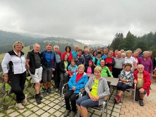 Zahlreiche Senioren hatten einen schönen Tag im Allgäu mit Sennereibesichtigung und einem Bergfest mit Live-Musik. Pensionistenverband Vorarlberg