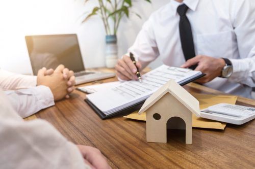 Ziel ist es, die zunehmenden Risiken bei der Wohnimmobilienfinanzierung angesichts von Immobilienpreisboom, Zinswende, fragilem wirtschaftlichen Umfeld sowie der derzeitigen Kreditvergabepraxis zu begrenzen.  Shutterstock
