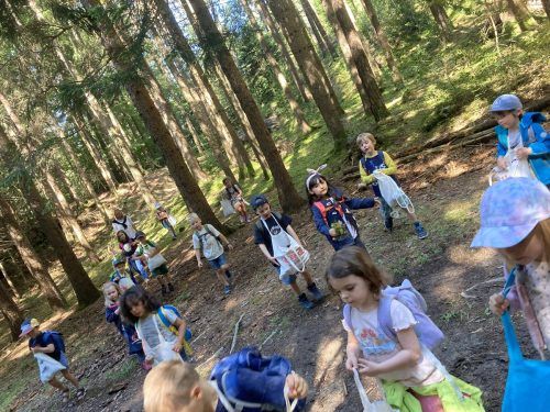 Zum Abschluss des Jahresthemas „Ich achte auf mich und meine Umwelt“ wurde mit den Kindern ein Barfußweg geschaffen. Kindergarten agasella