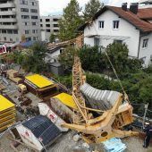 Baukran kracht auf Pizzeria in Lochau