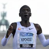 Kipchoge verbessert Weltrekord wieder