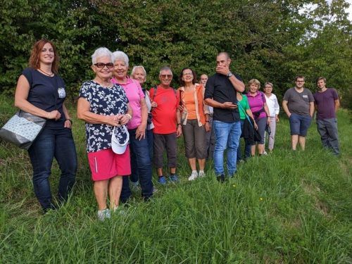 Zwanzig Mitglieder des Obst- und Gartenbauvereins Rankweil statteten Weinbauer Michael Nachbauer einen Besuch ab. Privat
