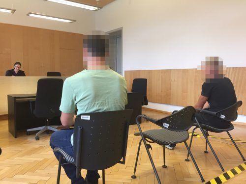 Zwei der insgesamt drei Angeklagten vor Richterin Sabrina Tagwercher. vn/gs