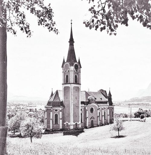 1675 wurde Koblach eine eigene Pfarre mit eigener Pfarrkirche. Beim Kirchenneubau 1905 wurde die Vorgängerkirche abgetragen. Die Weihe der neuen Kirche erfolgte am 11. Juni 1907. Ansichtskartensammlung, Vorarlberger Landesbibliothek