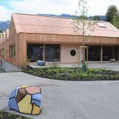 Kinder füllen das „Bienenhaus“ mit Leben