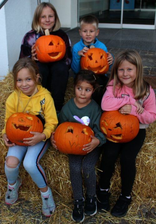 Alina, Samantha, Rosa, Matteo und Angelina haben auf dem Egger Markt ihre Halloween-Kürbisse geschnitzt.