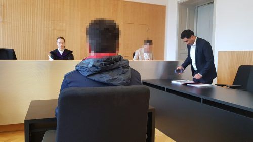 „Alles nicht wahr“, entgegnete der Angeklagte den Vorwürfen seiner Frau beim Prozess am Landesgericht Feldkirch.  eckert