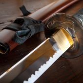 Mann zückt Samuraischwert