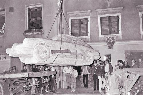Am 6. November fand die Vernissage einer Gottfried-Bechtold-Ausstellung in Bregenz statt. Ein Riesenkran hob das Hauptexponat, einen 14 Tonnen schweren Betonporsche auf einen Parkplatz bei der Einmündung der Deuringstraße in den Leutbühel. Diesen Platz habe man damals der Behörde nur unter größten Schwierigkeiten „abluchsen“ können.