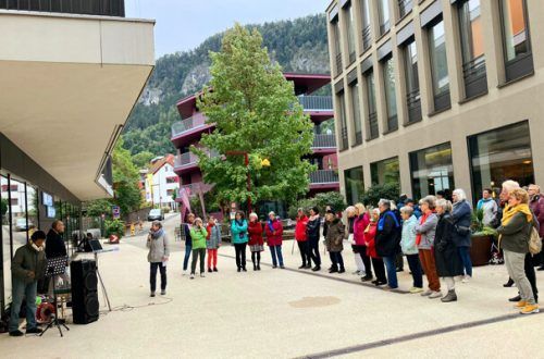 Am Garnmarkt wurde kürzlich der Welttag der Senioren gefeiert. vorarlberg seniorentanz