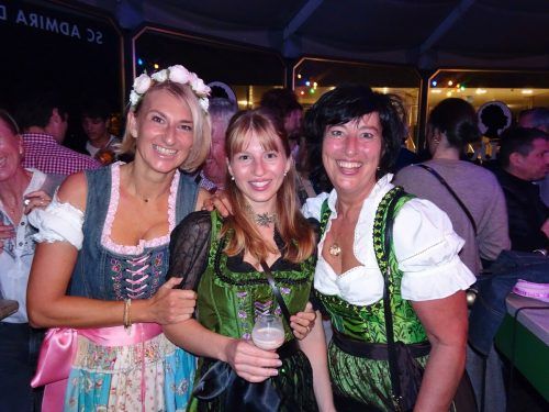 An feschen Damen mangelte es beim Admira-Oktoberfest nicht. cth (4)
