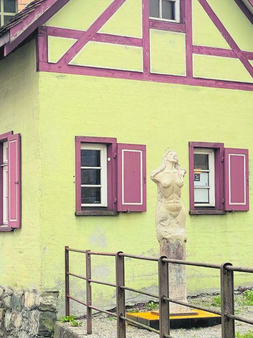 Andrea Maria Bauer ist die zehnte Künstlerin, die den Quadratmeter Kunst am Hohenemser Emsbach bespielt. Dieter Heidegger