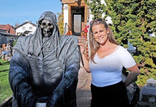 Angela Wagner mit dem Bewacher ihres Gartentors.