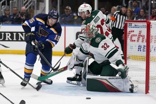 Arbeit vor dem eigenen Tor mit Filip Gustavsson, das Bild veranschaulicht den großen Aktionsradus von Marco Rossi bei Minnesota. ap
