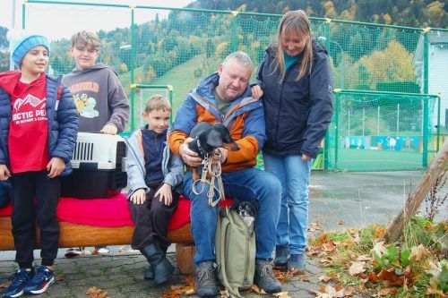Auch diese Familie kam nach Gurtis, um ihren Hund segnen zu lassen.  Privat