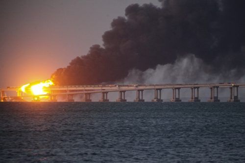Auf der Krim-Brücke hat eine Explosion ein schweres Feuer ausgelöst. Teile der Fahrbahn sind ins Meer gestürzt.   AP
