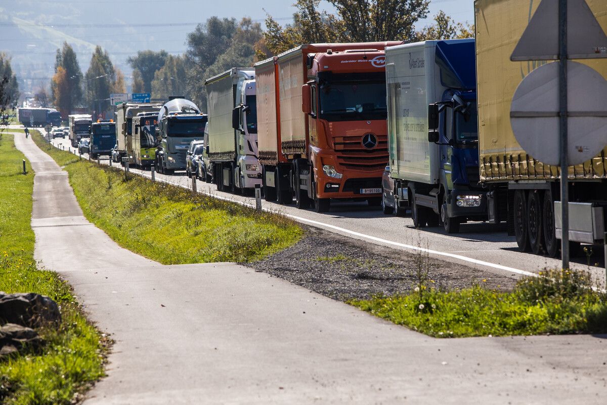 Für Verkehrsteilnehmer zwischen Dornbirn und Güterbahnhof Wolfurt noch längere Zeit ein gewohntes Bild. Nun wurde ein Vertrag zur Zolldigitalisierung unterzeichnet.VN/Steurer