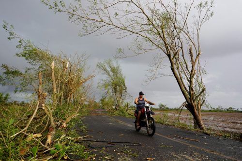 Auf dieser Straße in Rosamorada im Bundesstaat Nayarit in Mexiko sind die Folgen von Hurrikan Roslyn deutlich zu sehen. Reuters