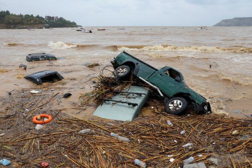 Autos wurden bei Agia Pelagia ins Meer gespült. Reuters