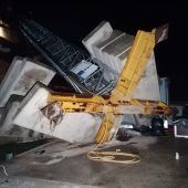 Baukran stürzt auf Gebäude