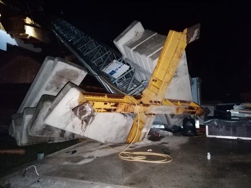 Bei dem Unglück wurden ein Beherbungsbetrieb und ein Carport zerstört.  APA