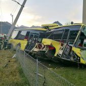 Schulbus in Tirol von Güterzug erfasst: Drei Schwerverletzte