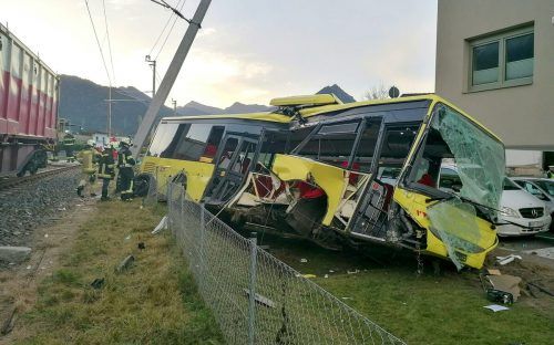 Bei der Kollision wurden der Busfahrer und drei Kinder schwer verletzt.  APA