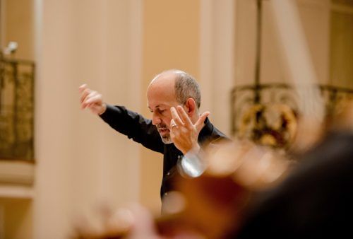 Das Orchester spielt unter der Leitung von Benjamin Lack. ⇒Victor Marin