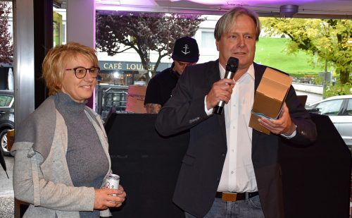 Bgm. Frank Matt gratulierte Geschäftsführerin Diana Binder zur Eröffnung des Blumengeschäftes.