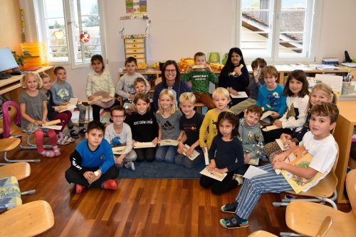 Bürgermeisterin Katharina Wöß-Krall mit den Erstklässlern der Volksschule Markt. MG