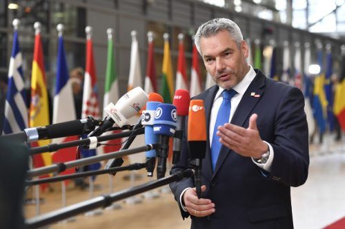 Bundeskanzler Karl Nehammer spricht mit Reportern in Brüssel. Österreich ist gegen eine Deckelung russischer Gasimporte.  AP