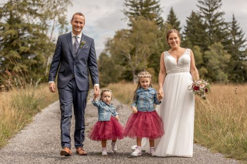 Das Brautpaar gemeinsam mit seinen Töchtern Valentina und Paulina.