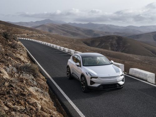 Das dritte Modell und erste SUV von Polestar streckt sich auf glatte 4,90 Meter und powert mit einer Durchzugskraft von bis zu 910 Newtonmetern und 380 kW/517 PS. Die dicke Batterie mit 111 kWh liefert eine sorgenfreie Reichweite von bis zu 610 Kilometern. Innen liefert ein schmales Display hinterm Lenkrad das Nötigste, der 14,5 Zoll große Zentralmonitor Informationen und Funktionen, die gemeinsamen mit Google entwickelt wurden.