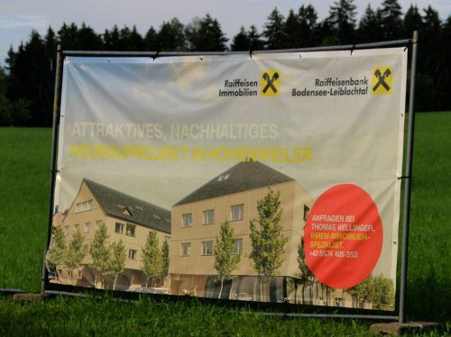 Das größte Bauvorhaben in der Hohenweiler Geschichte wird bereits beworben.  stp/2
