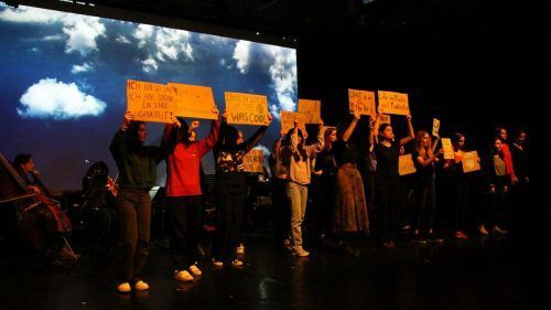 Das Musical „A Friday in A Future“ des Gymnasiums Schillerstraße, das sich vor allem mit Fragen der Zukunft beschäftigt, begeisterte das Publikum im Pförtnerhaus. He(4)