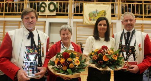 Das neue Ehrenmitglied Wilhelm Jochum mit Gattin Bärbel und Jubilar Elmar Schwarzmann mit Gattin Michaela. STP (4)