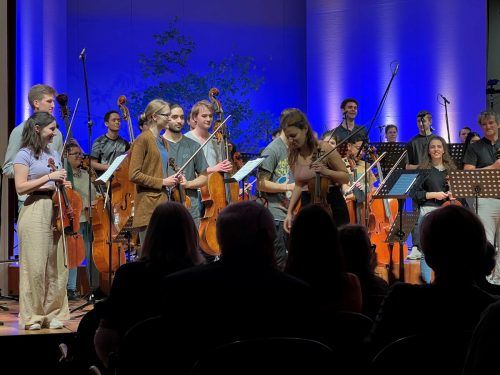 Das „Pforte Kammerorchester Plus“ setzt sich aus jungen Musikerinnen und Musikern der Stella-Privatuniversität und der Iberacademy zusammen.  Pforte