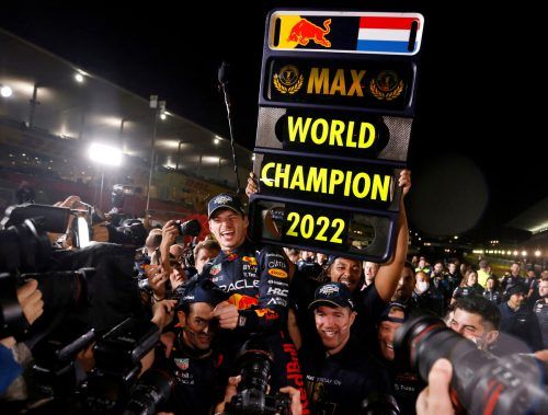 Das Red-Bull-Team lässt Max Verstappen hochleben. Nur 28 Rennrunden, oder 52 Prozent der Renndistanz wurden in Suzuka gefahren, trotzdem vergab die FIA volle Punkte. Reuters
